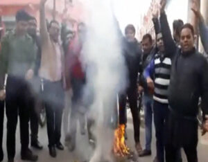 SP Worker burnt BJP effigy