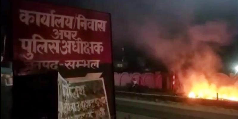 सफाई कर्मचारियों की द्वारा कूड़े में आग लगाकर पर्यावरण में ज़हर घोला जा रहा है