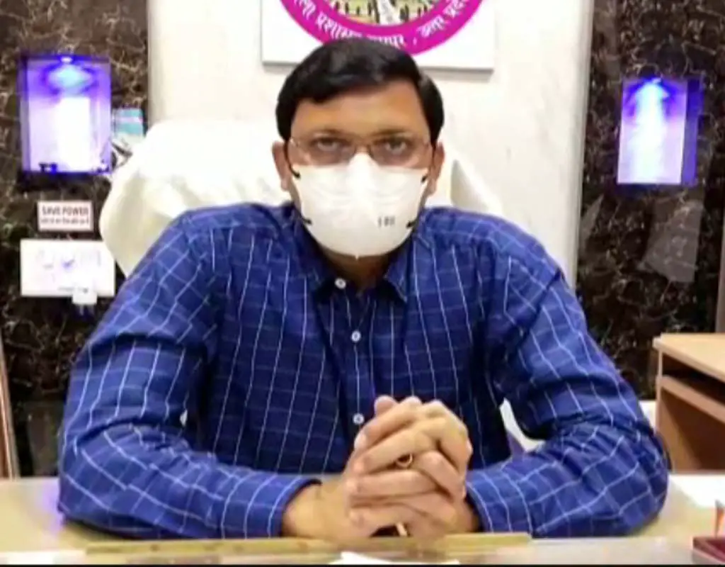 DM Rampur Anjney Kumar with mask