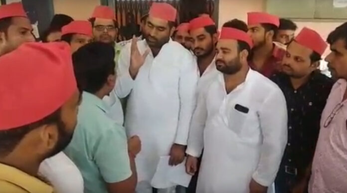 सपा नेता का हंगामा