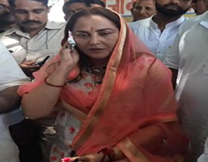 गर्मी से परेशान जयाप्रदा बाइक पर बैठ गयीं -फ़ोटो ग्लोबलटुडे
