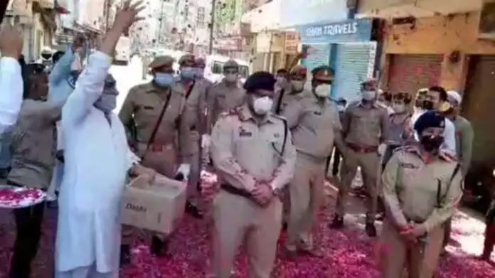 Flowers on Police,Moradabad