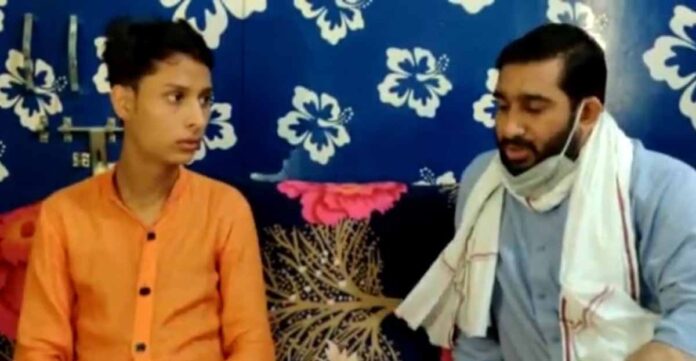 चिकित्सा की पढ़ाई करने के इच्छुक चाँद मोहम्मद ने अपने भाई-बहनों के स्कूल की फीस और माँ के इलाज के लिए COVID-19 रोगियों के शरीर को संभालने की नौकरी कर ली है।