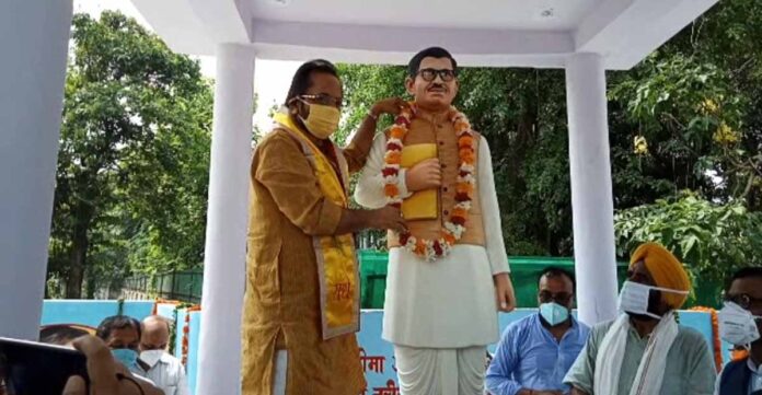 रामपुर पहुंचे मुख़्तार अब्बास नक़वी ने पंडित दीनदयाल उपाध्याय प्रतिमा का किया माल्यार्पण