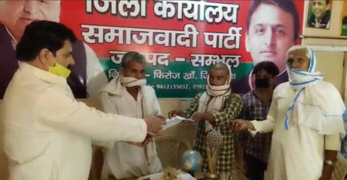 सम्भल में हत्या के आरोपियों की गिरफ्तारी को लेकर ग्रामीणों ने सपा जिला अध्यक्ष को ज्ञापन सौंपा