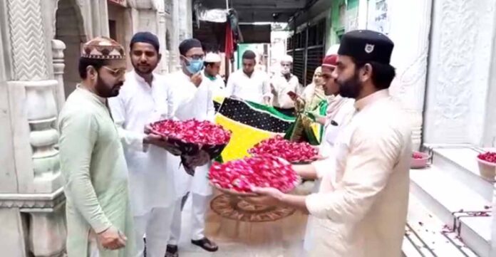 अखिलेश यादव की जानिब से दरगाह ताजुश्शरिया पर भेजी गई चादर