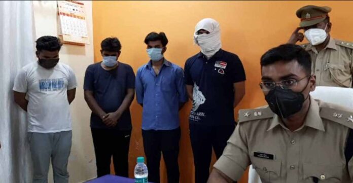 ऑनलाइन ठगी करने वाले 4 युवक गिरफ़्तार