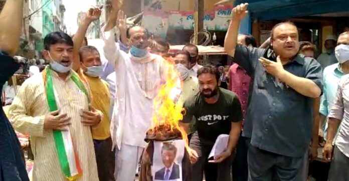 चीनी के खिलाफ उतरे कांग्रेसी, राष्ट्रपति का पुतला फूंका