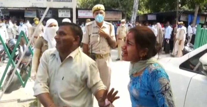 वकील ने महिला को पीटा