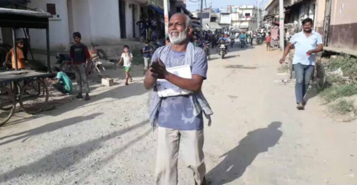 इनामी बदमाश गले में एक तख़्ती लटका कर आत्मसमर्पण के लिये पहुँचा थाने