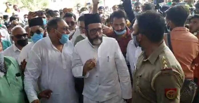 पीड़िता के परिवार से मिलने जा रहे मौलाना तौक़ीर रज़ा को पुलिस ने रोका