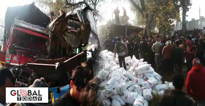 घने कोहरे के चलते बस और ट्रक की टक्कर में 10 लोगों की मौत