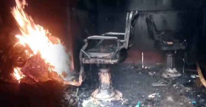 आधी रात में खोखों में लगी आग से सब जलकर राख़