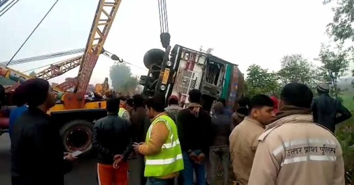 accident अमरोहा के गजरौला स्थित नेशनल हाईवे पर कंटेनर पलटने से 6 लोगों की मौत, 10 ज़ख़्मी