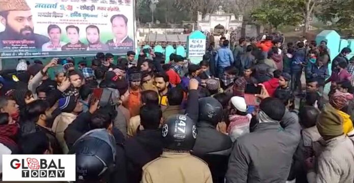अलीगढ़ में ताले तोड़कर पुलिस ने किया ईदगाह में प्रवेश