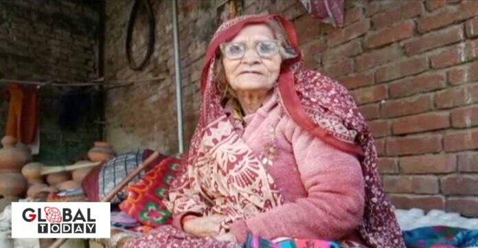बुज़ुर्ग महिला की डीएम से गुहार कहा में जिंदा हूँ साहब