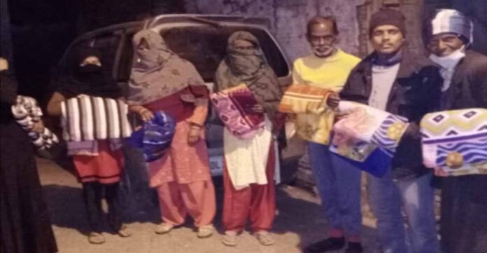 बदायूं पूर्व सपा नगर अध्यक्ष मुख्तार अहमद बाबा के नेतृत्व मे सपा नेता अली अल्वी ने कम्बल वितरण किये