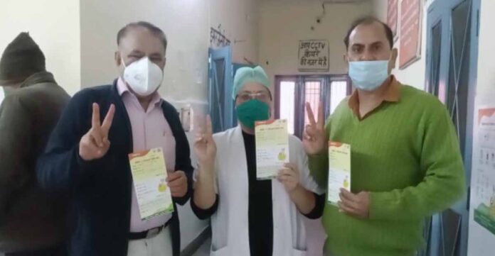 vaccination कोविड टीकाकरण के पहले चरण के बाद अफ़वाहों को दूर कर रहे चिकित्सा अधिकारी