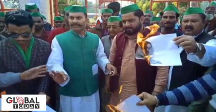 कृषि कानूनों के विरोध में किसानों का चक्‍का जाम, कंगना के पोस्टर फूंके