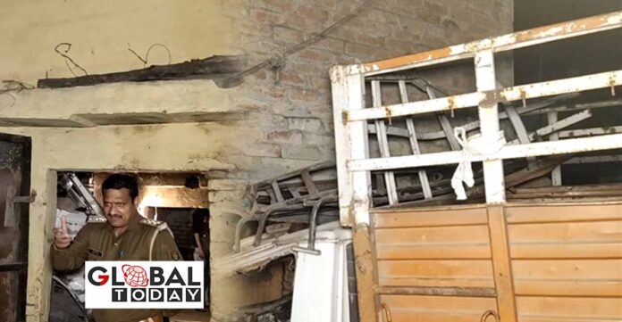 तेज़ रफ़्तार ट्रक अनियंत्रित होकर सड़क किनारे एक घर में जा घुसा