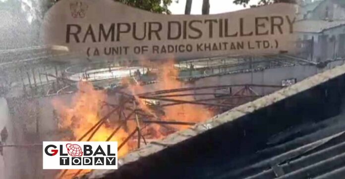रामपुर डिस्टलरी में अल्कोहल का टैंक फटने के बाद लगी आग