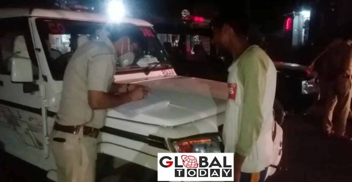 Mask सम्भल में एसडीएम और सीओ ने बिना मास्क घूमते लोगों के चालान काटे