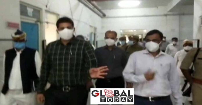 ज़िला अस्पताल के 8 डॉक्टर को डीएम ने दिए नोटिस