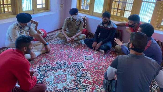 IGP visits family of SPO in Awantipora
