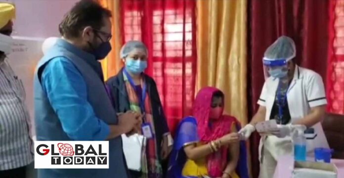 केंद्रीय मंत्री मुख्तार अब्बास नकवी ने वैक्सीनेशन सेंटर का निरीक्षण किया