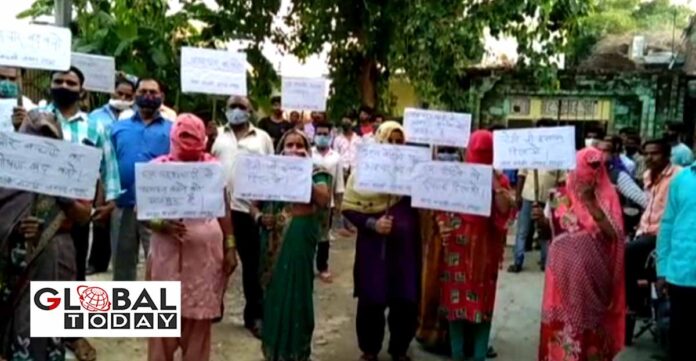 पुलिस की कार्यवाही से नाख़ुश कई परिवारों ने दी पलायन की धमकी