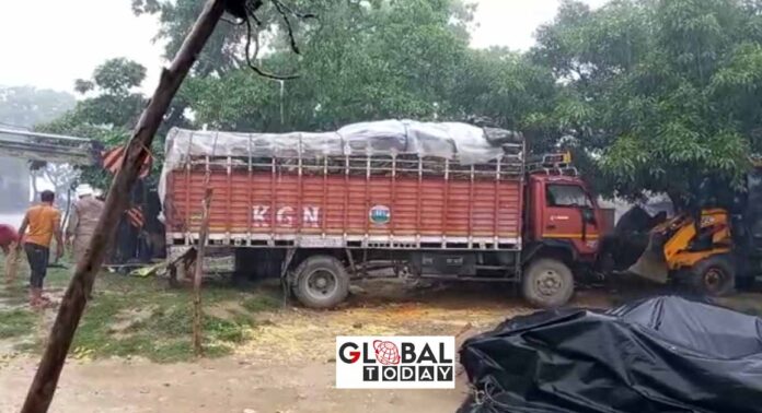 बाज़ार में घुसा तेज़ रफ़्तार अनियंत्रित ट्रक हादसे में आधा दर्जन लोग घायल