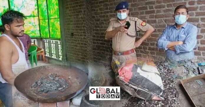 सम्भल में रिहायशी इलाके में एसडीएम ने ई -कचरा जलाए जाने का पर्दाफाश किया