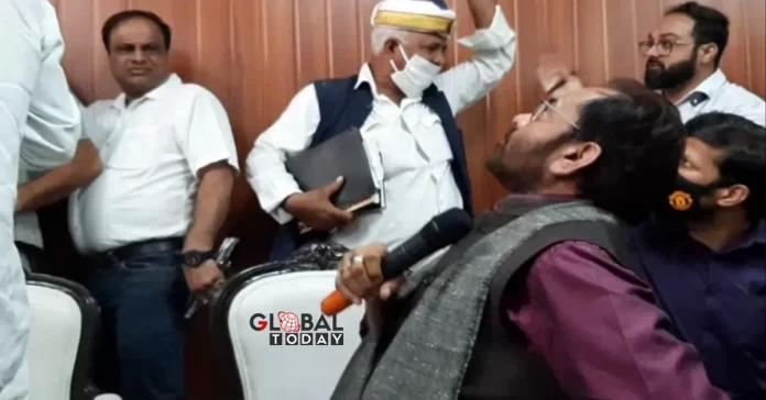 बाल बाल बचे मुख्तार अब्बास नकवी, प्रेस कॉन्फ्रेंस में अचानक से गिरी फॉल्स सीलिंग