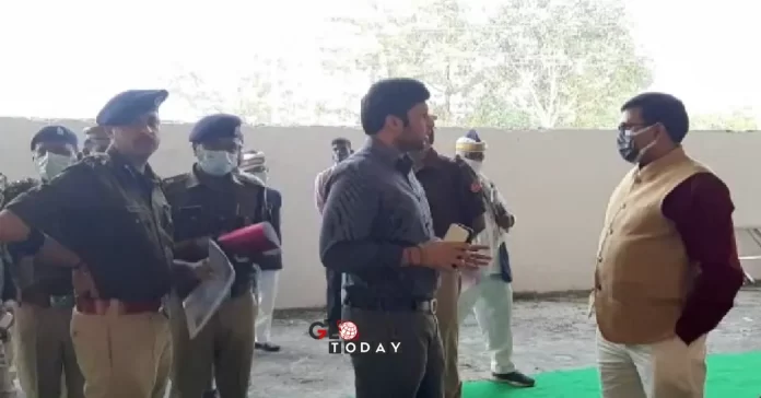 तैयारियों का जायज़ा लेते मंडल कमिश्नर आन्जनेय कुमार सिंह