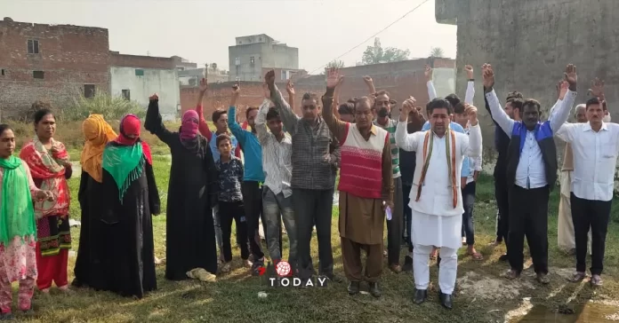 इकट्ठा हुए गंदे पानी से फेल रही है डेंगू बीमारी