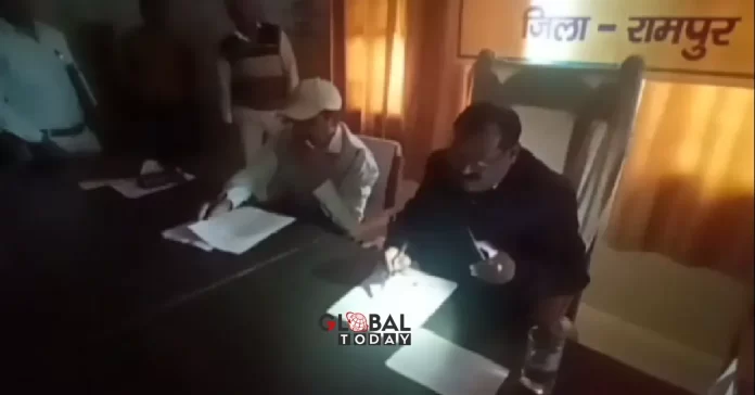 sdm using mobile torch टॉर्च की रोशनी में शिकायती प्रार्थना पत्र को पड़ने पर मजबूर हुए एसडीएम