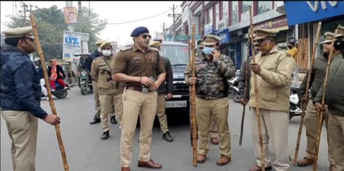 रामपुर में सीओ सिटी की अगुवाई में पुलिस ने निकाला लठ मार्च