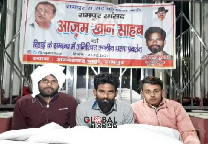 azam khan news आज़म ख़ान की रिहाई के लिए कड़ाके की ठंड में सपा कार्यकर्ताओं का अनिश्चितकालीन धरना