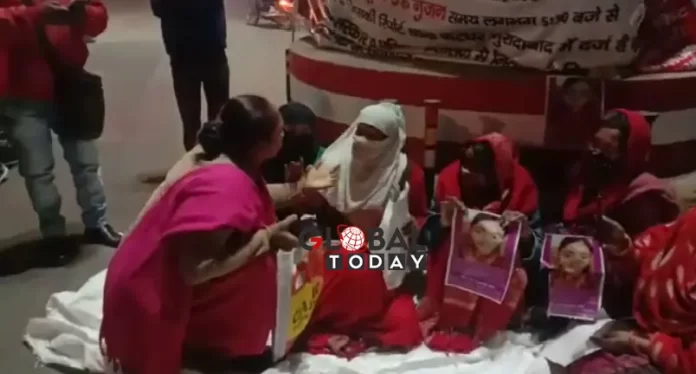 नाबालिग़ बच्ची की बरामदगी को लेकर सड़क पर धरने पर बैठी माँ