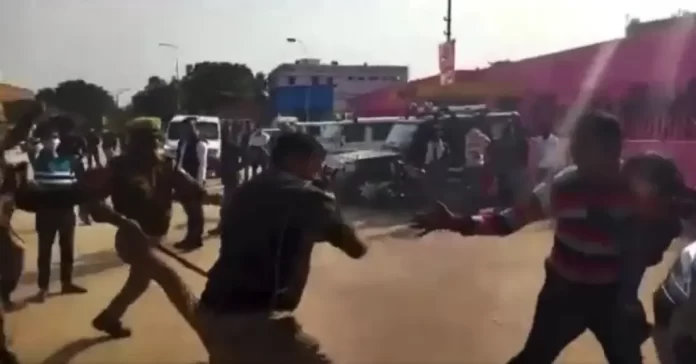गोद में बच्चा लिए पिता को डंडे से पीटने वाला इंस्पेक्टर सस्पेंड