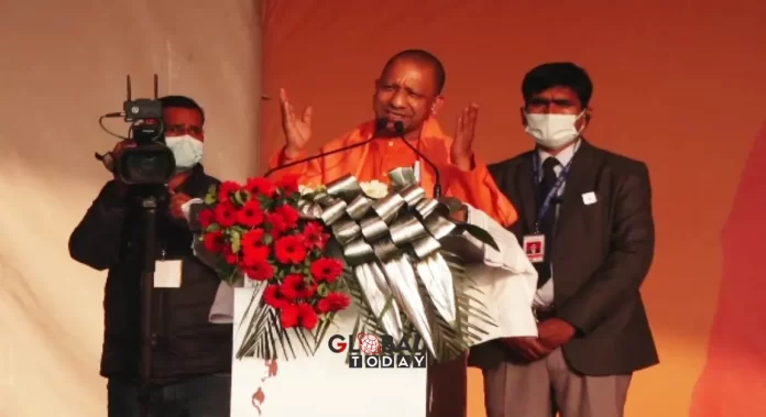 मुख्यमंत्री योगी जन विश्वास यात्रा के समापन कार्यक्रम में रामपुर पहुंचे