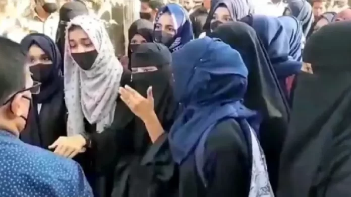 hijab news कर्नाटक में हिजाब को लेकर छात्राओं के समर्थन में उतरे छात्र,