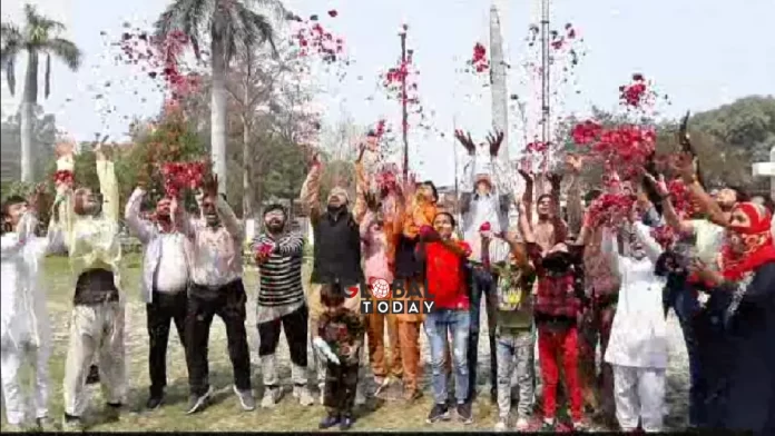 holi रामपुर में मुस्लिमों ने खेली फूलों की होली