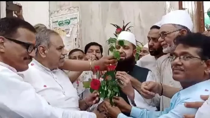 प्रशासन एवं हिंदू समुदाय ने मुस्लिम नमाज़ियों का किया फूल बरसा कर स्वागत