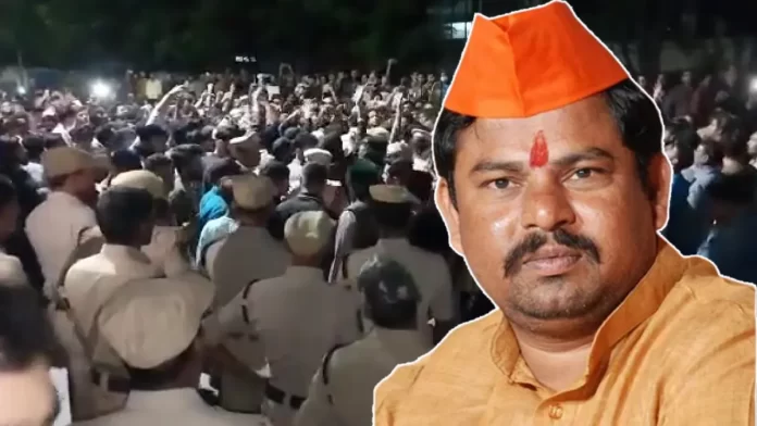 विरोध में बड़ी संख्या में सड़कों पर उतरे हज़ारो लोग