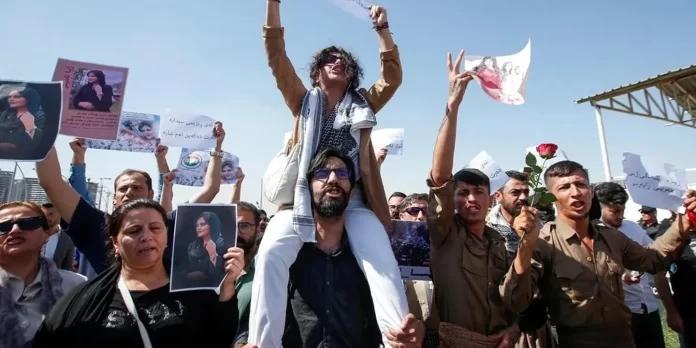 ईरान में हिरासत में एक लड़की की मौत पर विरोध प्रदर्शन के दौरान मौतें बढ़ीं
