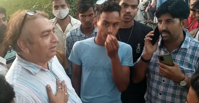 sambhal news गोवंशीय पशुओं का वाहन रोककर डाक्टर को बनाया बंधक, जमकर किया हंगामा