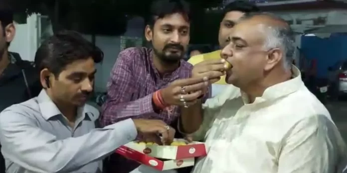 आजम खान की सदस्यता रद्द होने पर भाजपा नेता के घर पर जश्न, बंटी मिठाइयाँ