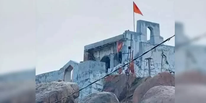 संगारेड्डी में एक मस्जिद के ऊपर फहराया गया भगवा झंडा