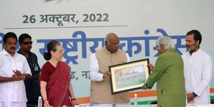 कांग्रेस को मिला नया अध्यक्ष, सोनिया गांधी ने मल्लिकार्जुन खड़गे को सौंपी कमान